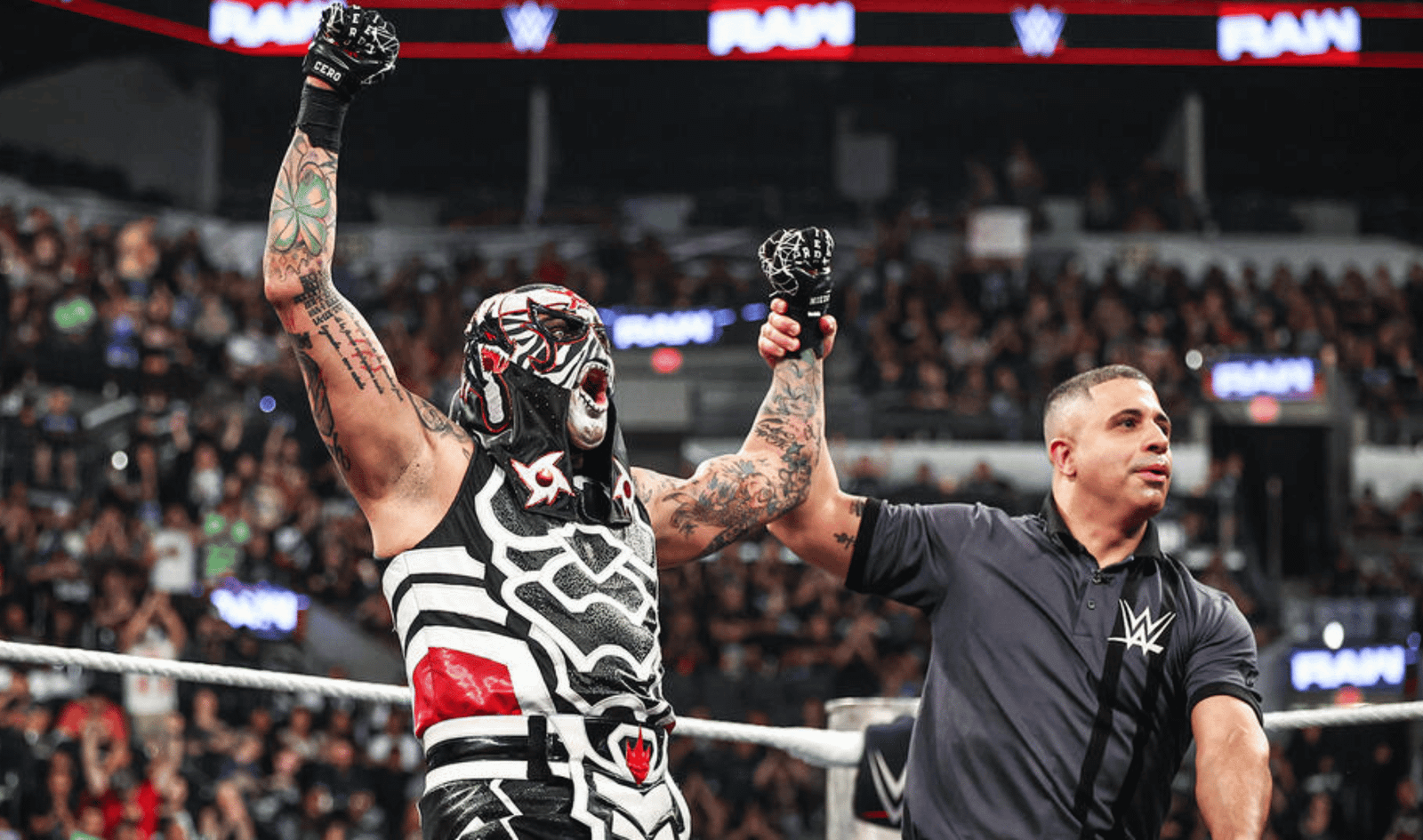 Penta celebra tras clasificar a la escalera de Money in the Bank en WWE Raw