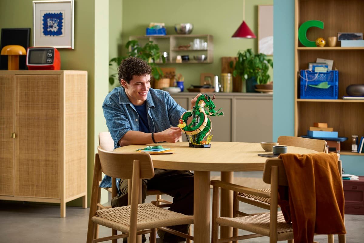 Set LEGO Dragon Ball Shenron y Goku 11390 armado sobre una mesa, con Shenron en espiral y Goku niño en la Nube Voladora