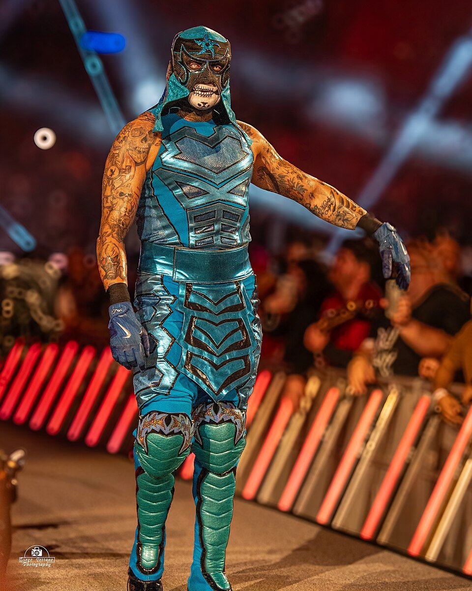 Penta durante su entrada en WWE