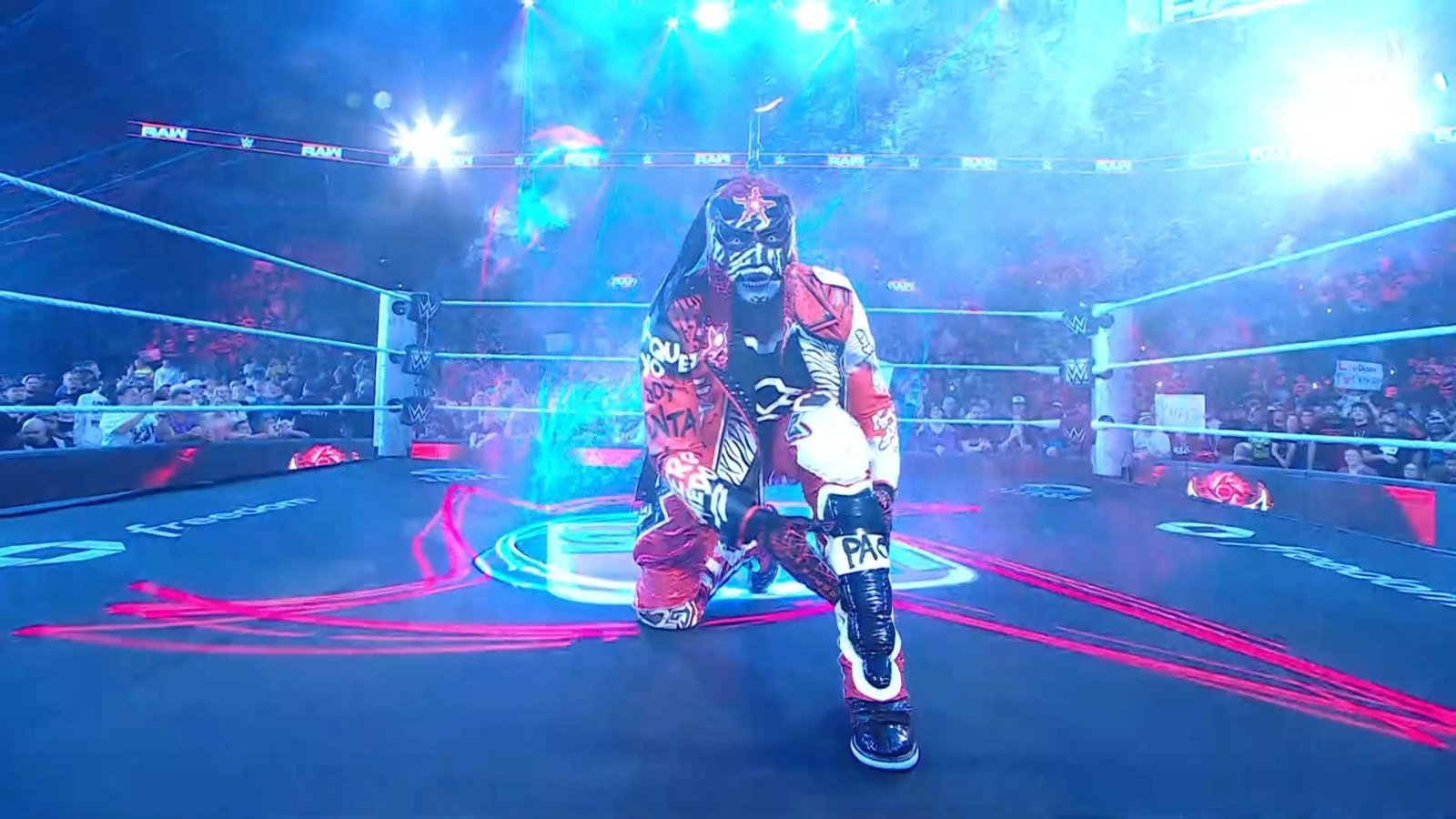Penta hincado en el ring de WWE Raw del 28 de septiembre de 2026 con la palabra PAC en su vestimenta como homenaje