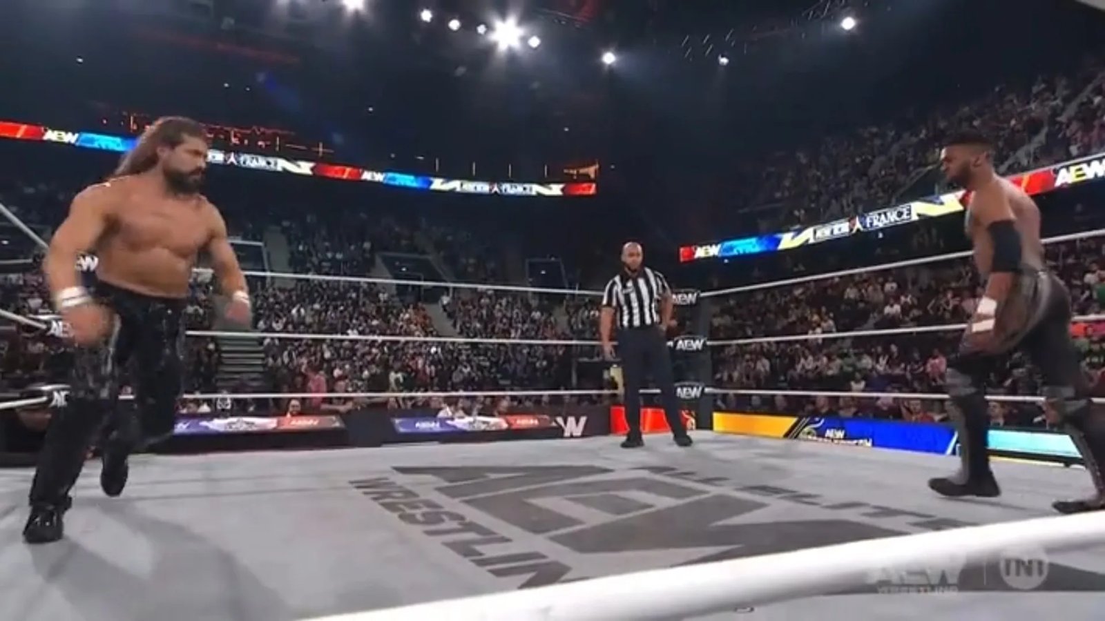 Andrade el Ídolo frente a Michael Oku en el combate por el Campeonato Nacional de AEW Collision en París