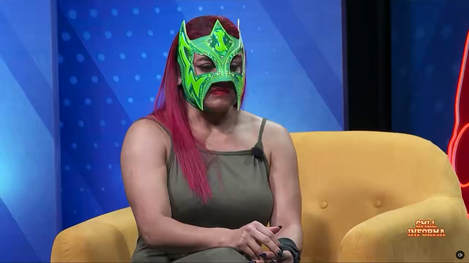 La Jarochita, luchadora del CMLL, durante CMLL Informa mostrando su muñeca lesionada