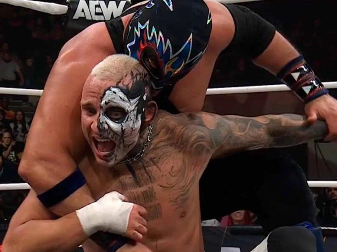Hechicero, Campeón Mundial CMLL, castiga a Darby Allin durante su lucha por el Campeonato TNT en AEW Collision del 14 de octubre de 2026