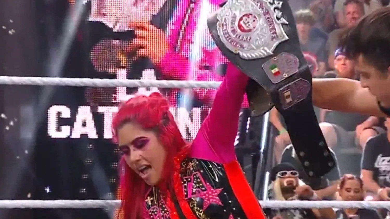 La Catalina levanta el Campeonato Reina de Reinas de AAA tras vencer a Kali Armstrong en WWE NXT del 13 de octubre de 2026