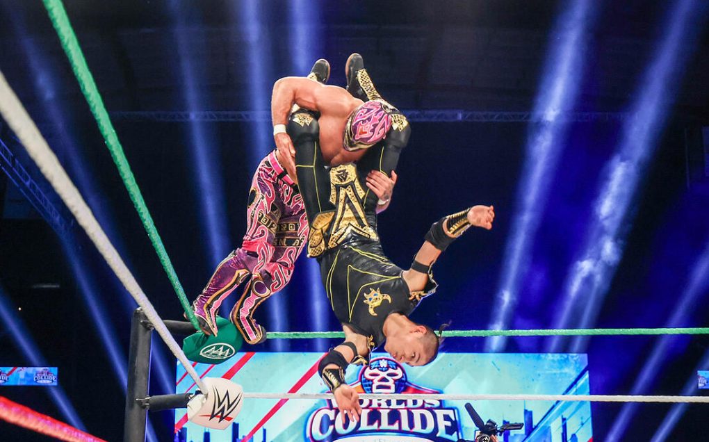 Mini Vikingo frente a Axiom en un combate de WWE y AAA
