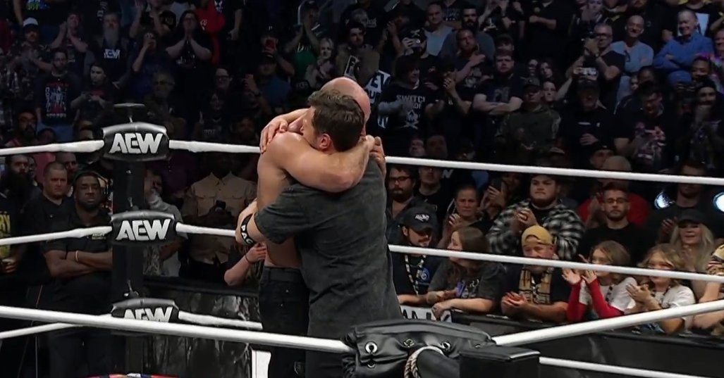 Jon Moxley y Bryan Danielson se abrazan en el ring de AEW Dynamite durante el tributo a PAC