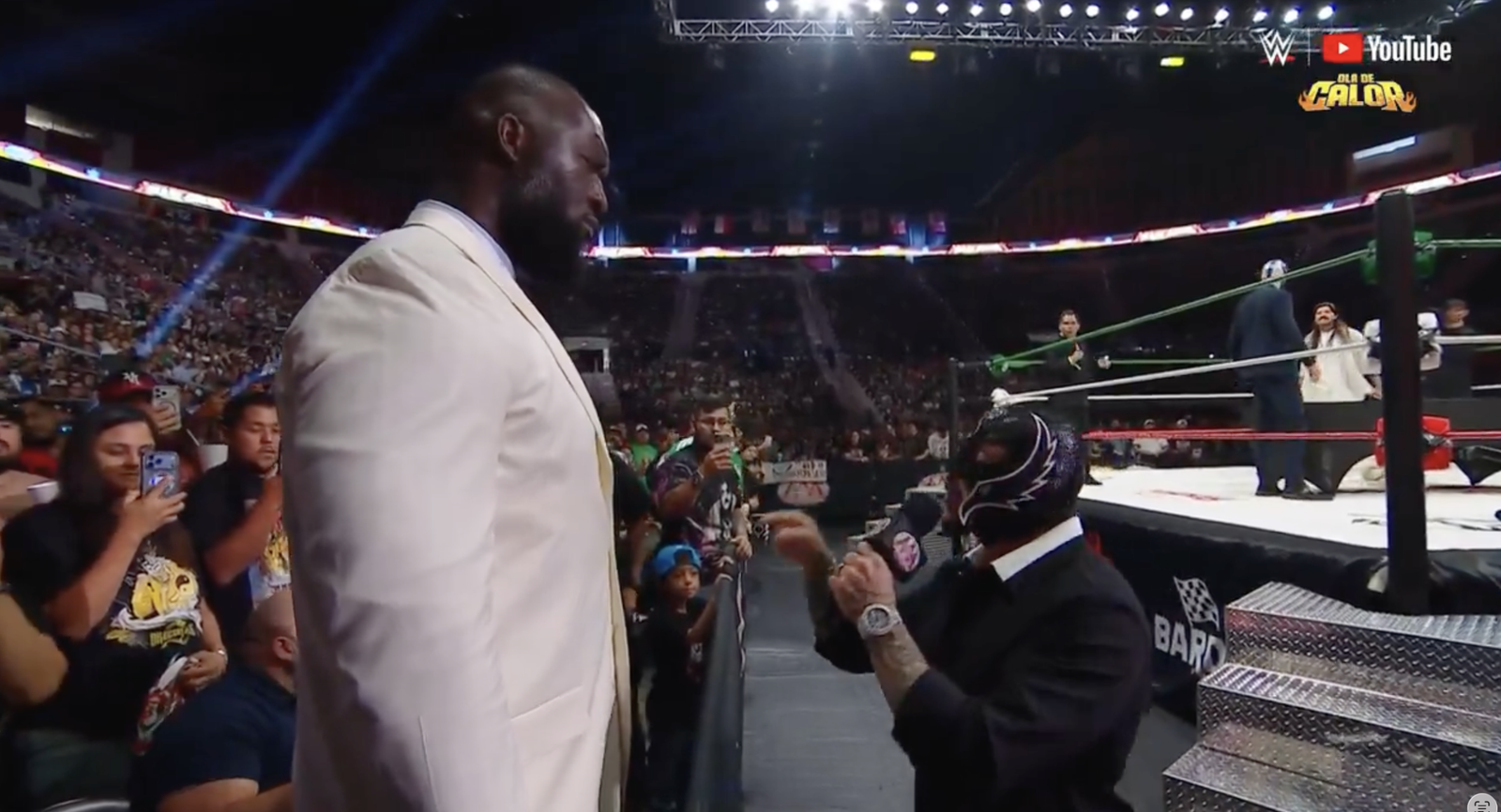 Omos mirando desde arriba a Rey Mysterio durante un segmento de AAA