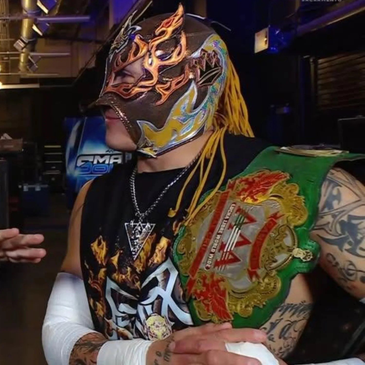 Rey Fénix con el Campeonato Crucero de AAA en los camarines de WWE SmackDown en Sacramento, 16 de octubre de 2026