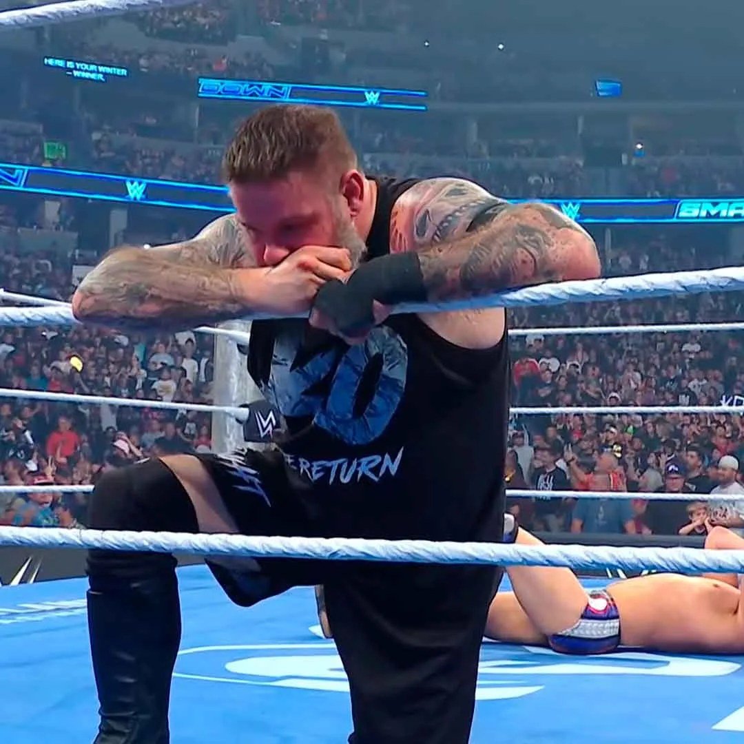 Kevin Owens arrodillado en las cuerdas tras clasificar a Money in the Bank en SmackDown 2 de octubre 2026