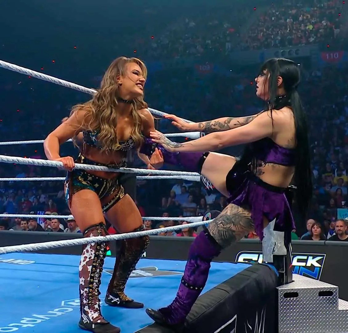 Tatum Paxley ataca a Fallon Henley en la lucha por el Campeonato Femenil de Parejas de WWE en SmackDown del 9 de octubre de 2026