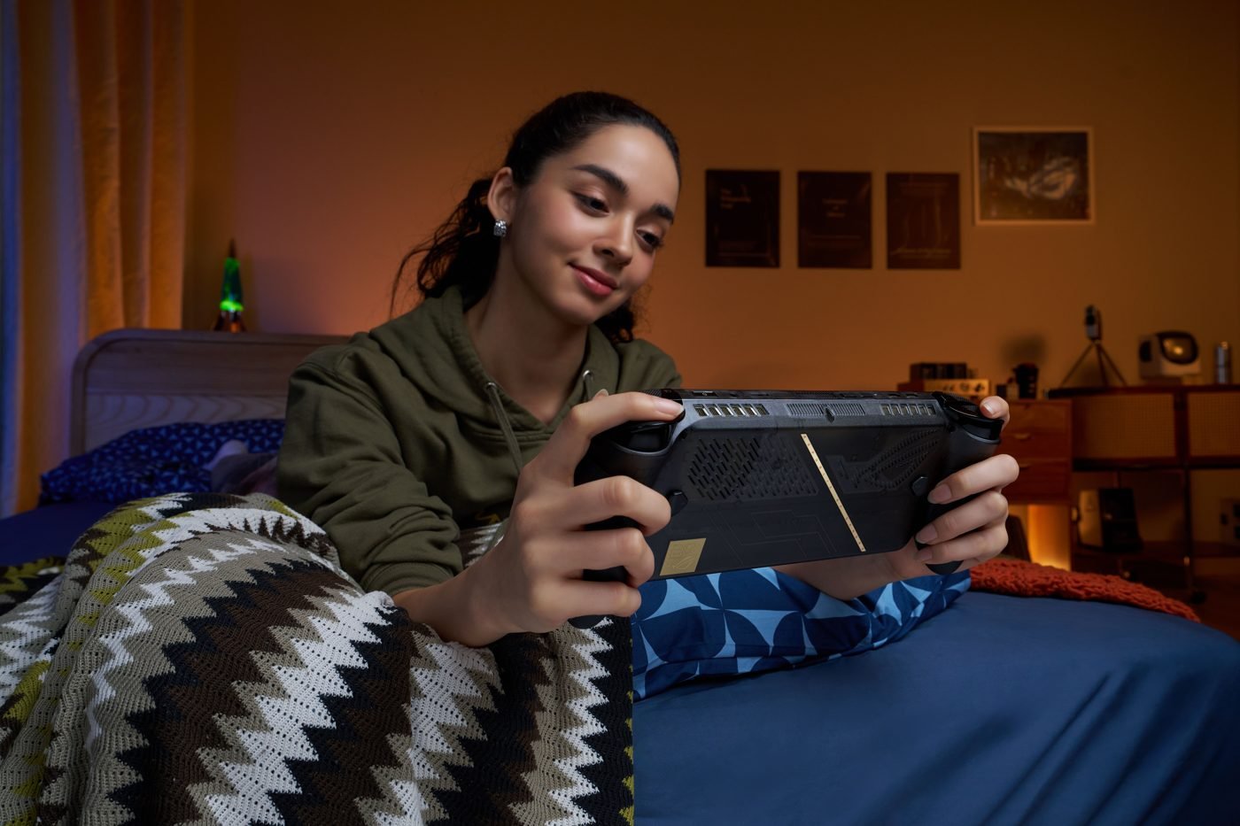 Consola portátil ROG Xbox Ally X20 con diseño translúcido de aniversario