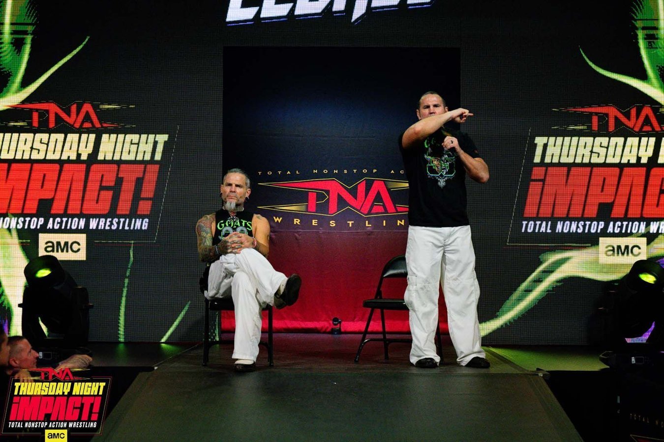 Matt y Jeff Hardy en el escenario de TNA Thursday Night iMPACT durante la celebración de sus 35 años de carrera