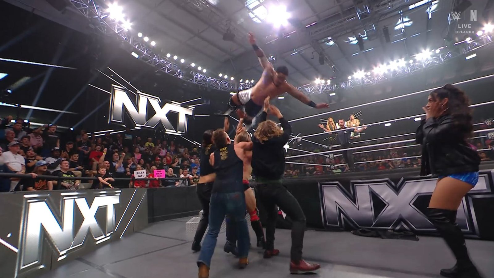 BirthRight atrapa a Zilla Fatu en su lanzamiento fuera del ring durante WWE NXT del 6 de octubre de 2026 en Orlando