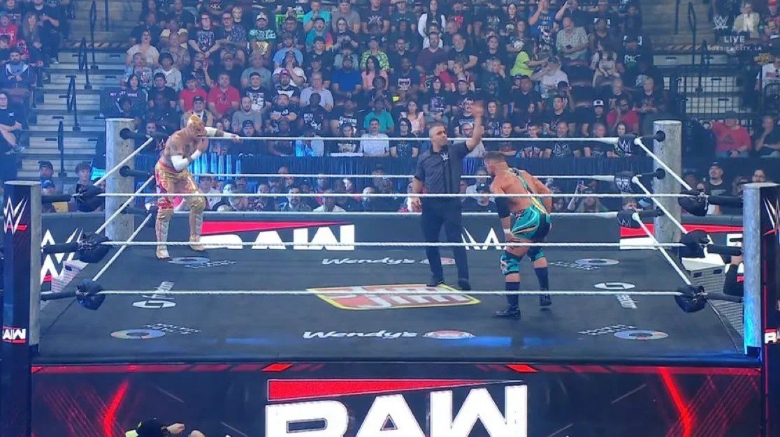 Chad Gable y Rey Fénix frente a frente antes de su lucha por el Campeonato Intercontinental en WWE Raw del 12 de octubre de 2026
