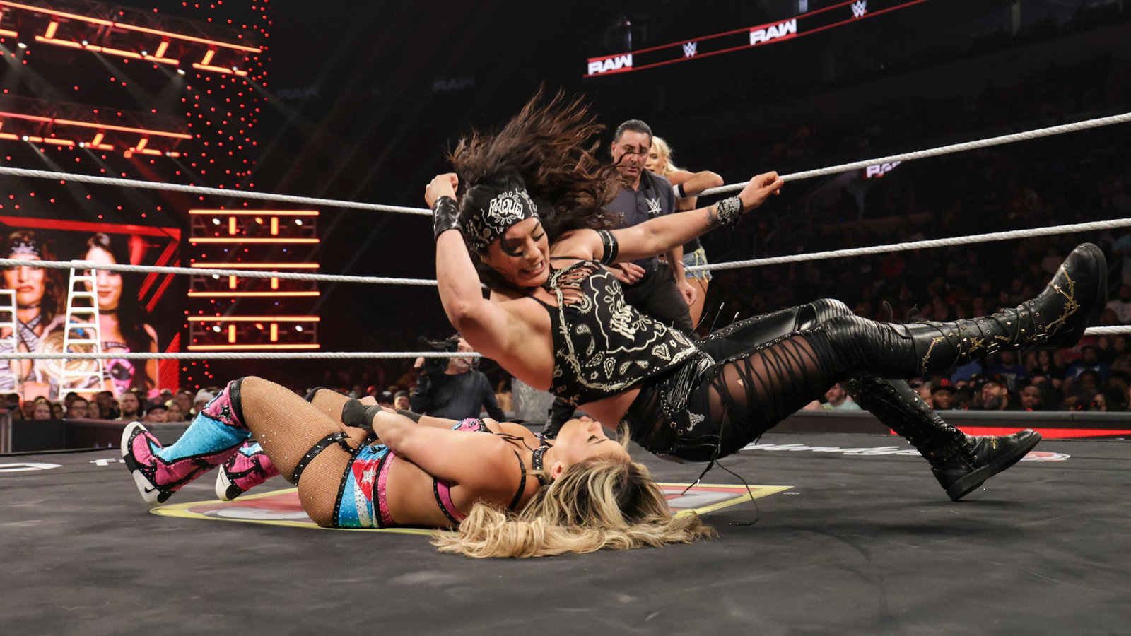 Raquel Rodríguez castiga a Sol Ruca en el combate de parejas de WWE Raw del 5 de octubre de 2026 en St. Louis